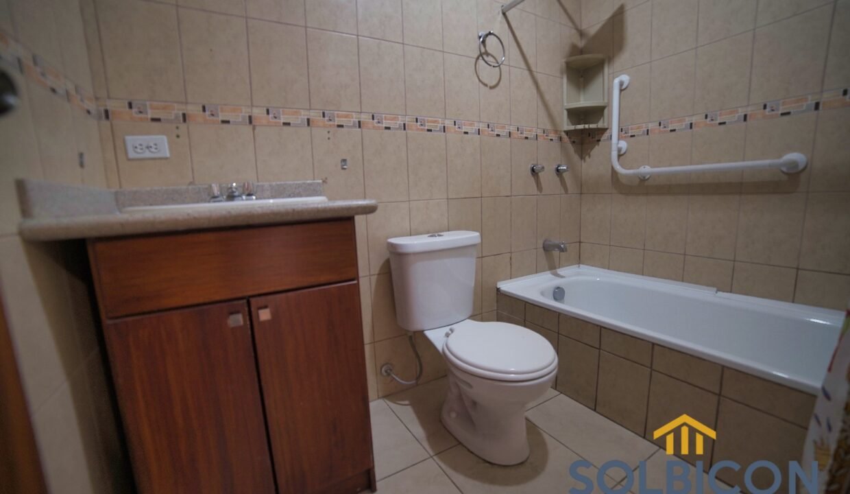baño cuarto master Casa a la venta en Cuenca Misicata de 4 habitaciones