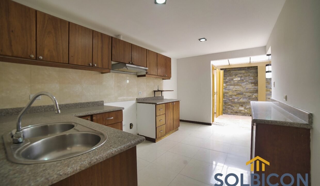 cocina vista lateral Casa a la venta en Cuenca Misicata de 4 habitaciones