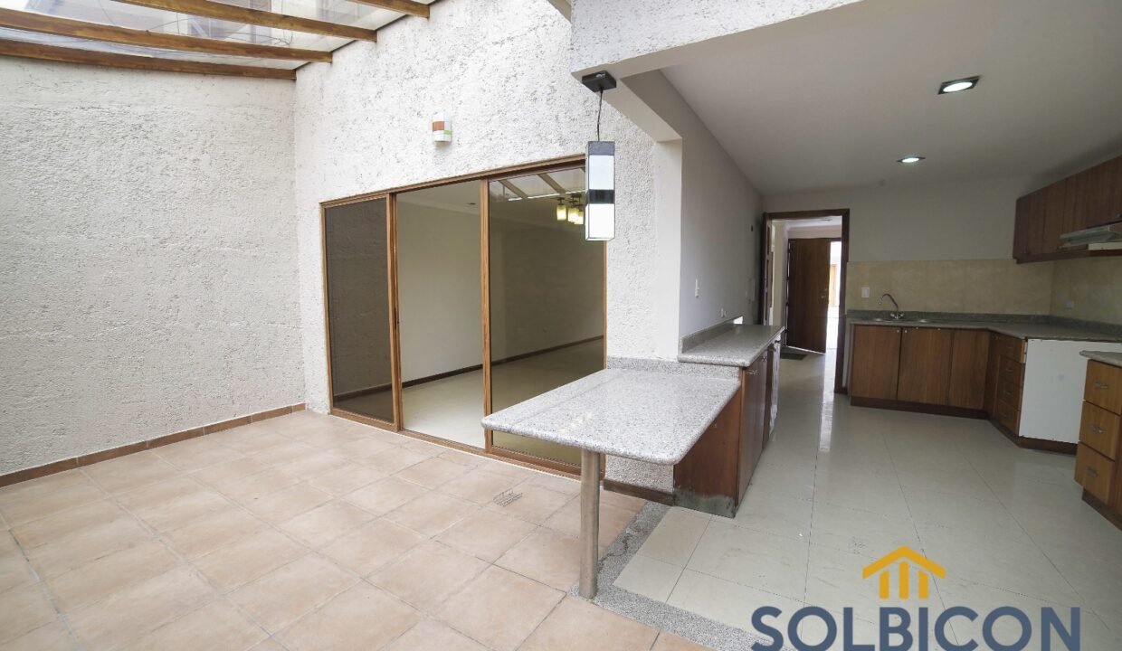 cocina y patio Casa a la venta en Cuenca Misicata de 4 habitaciones
