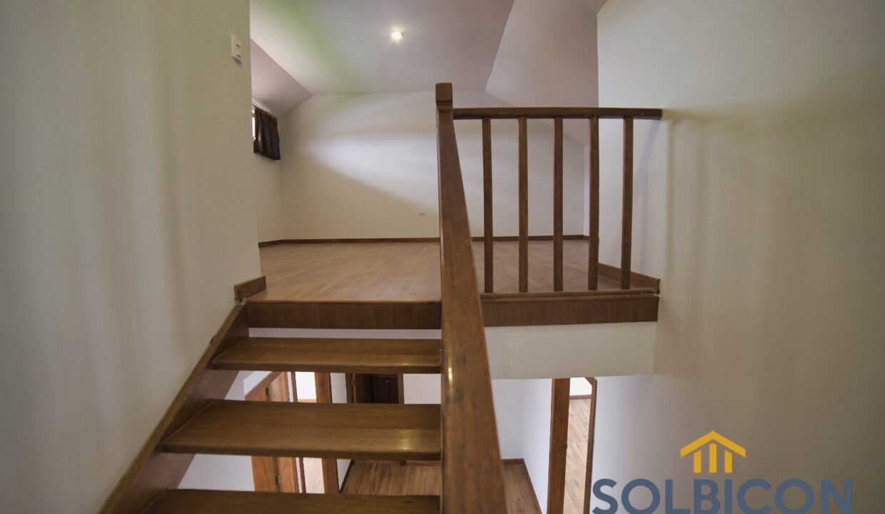 escaleras Casa a la venta en Cuenca Misicata de 4 habitaciones