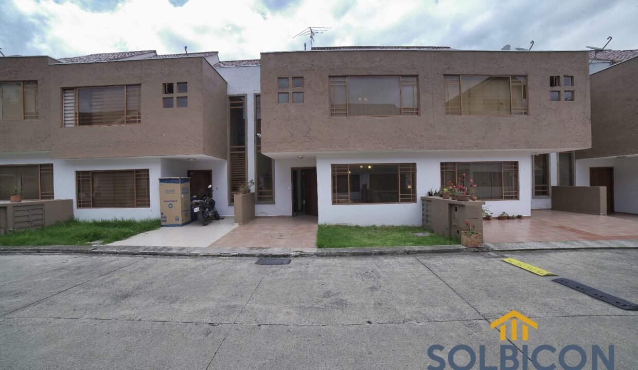 fachada Casa a la venta en Cuenca Misicata de 4 habitaciones