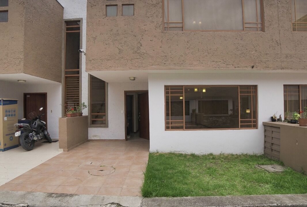 fachada frontal Casa a la venta en Cuenca Misicata de 4 habitaciones
