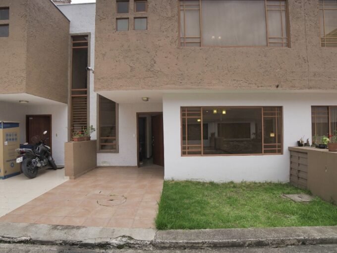 fachada frontal Casa a la venta en Cuenca Misicata de 4 habitaciones