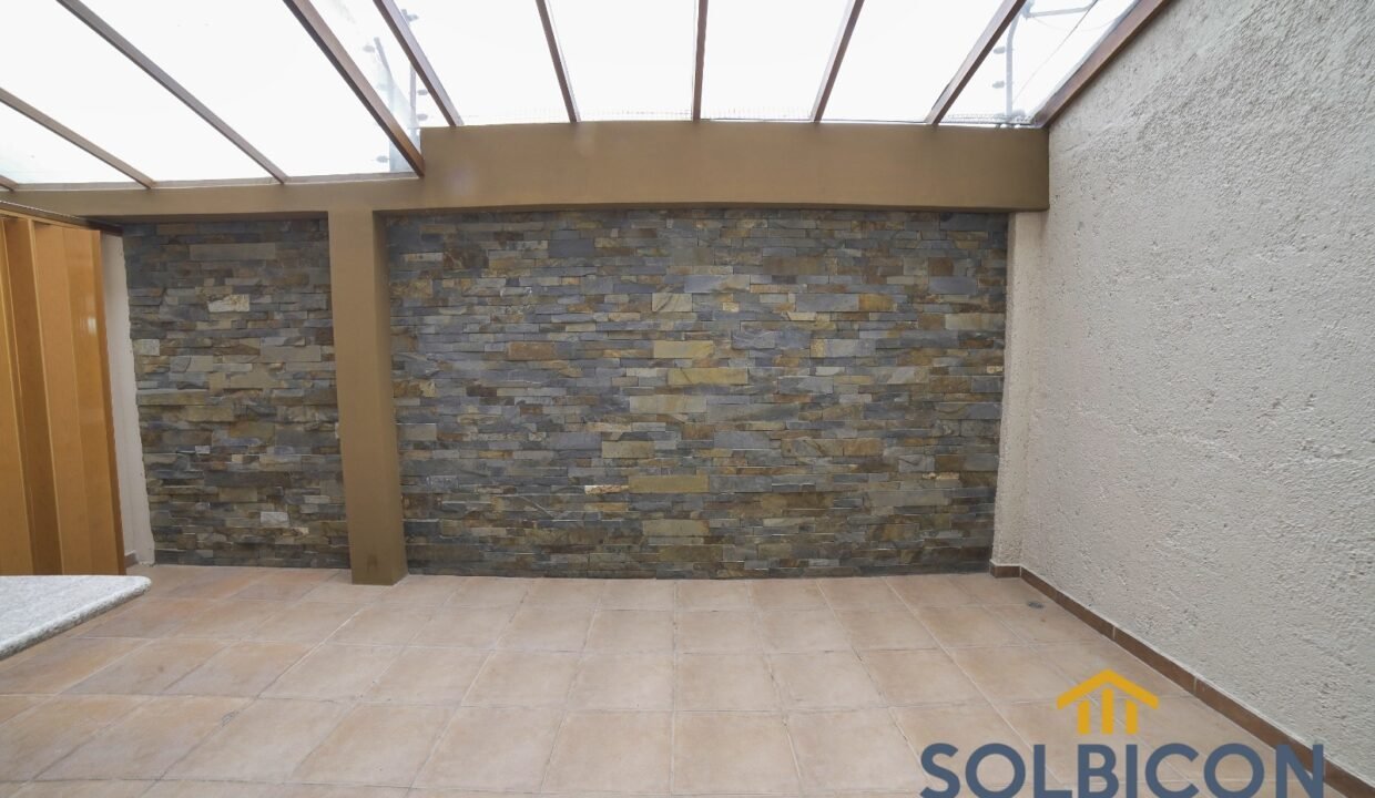 patio vista frontal Casa a la venta en Cuenca Misicata de 4 habitaciones