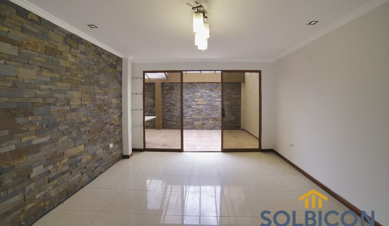 patio y sala Casa a la venta en Cuenca Misicata de 4 habitaciones