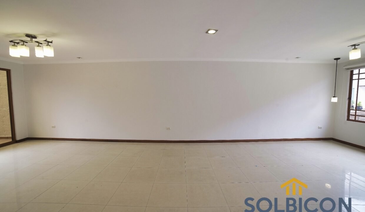 sala vista lateral Casa a la venta en Cuenca Misicata de 4 habitaciones