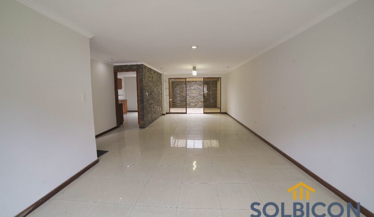 sala y comedor Casa a la venta en Cuenca Misicata de 4 habitaciones