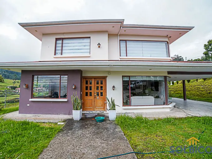 fachada casa Challuabamba