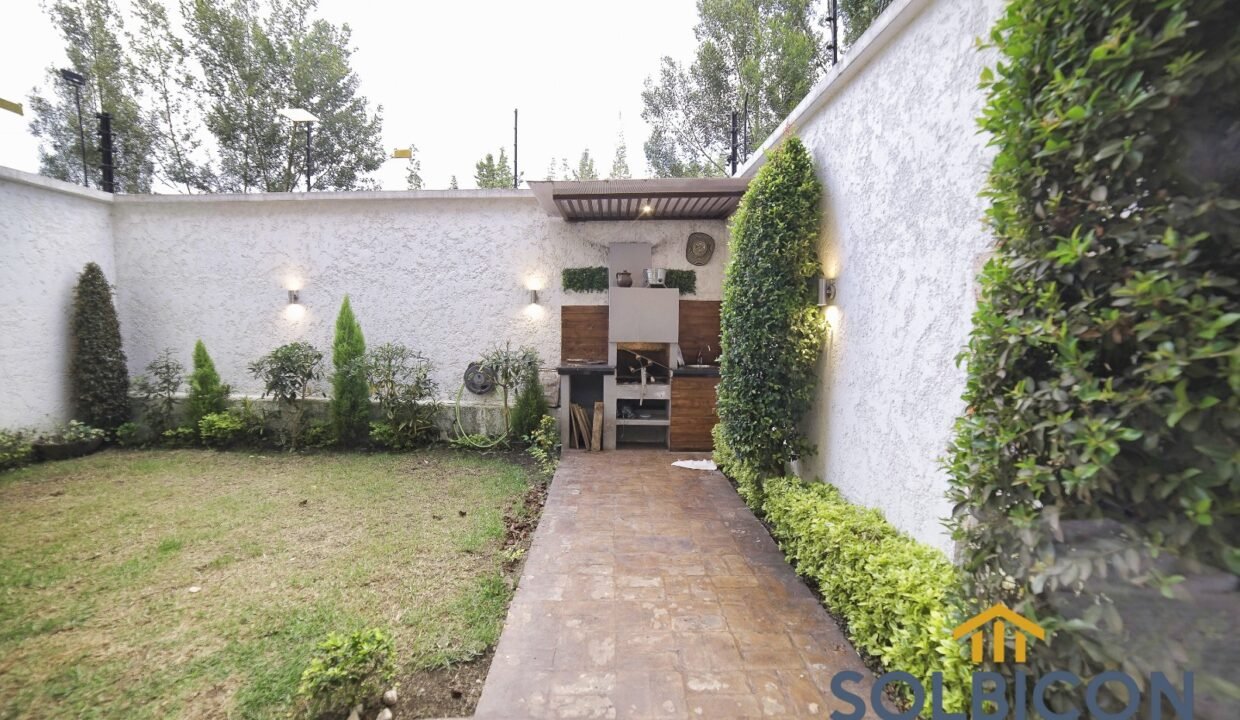 Area bbq Casa de lujo en venta en Challuabamba Cuenca