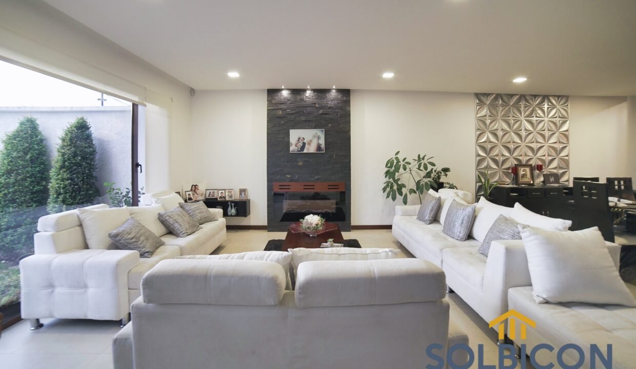 Sala principal Casa de lujo en venta en Challuabamba Cuenca