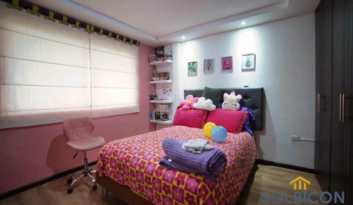 amplias habitaciones casa de venta 1ro de mayo Cuenca