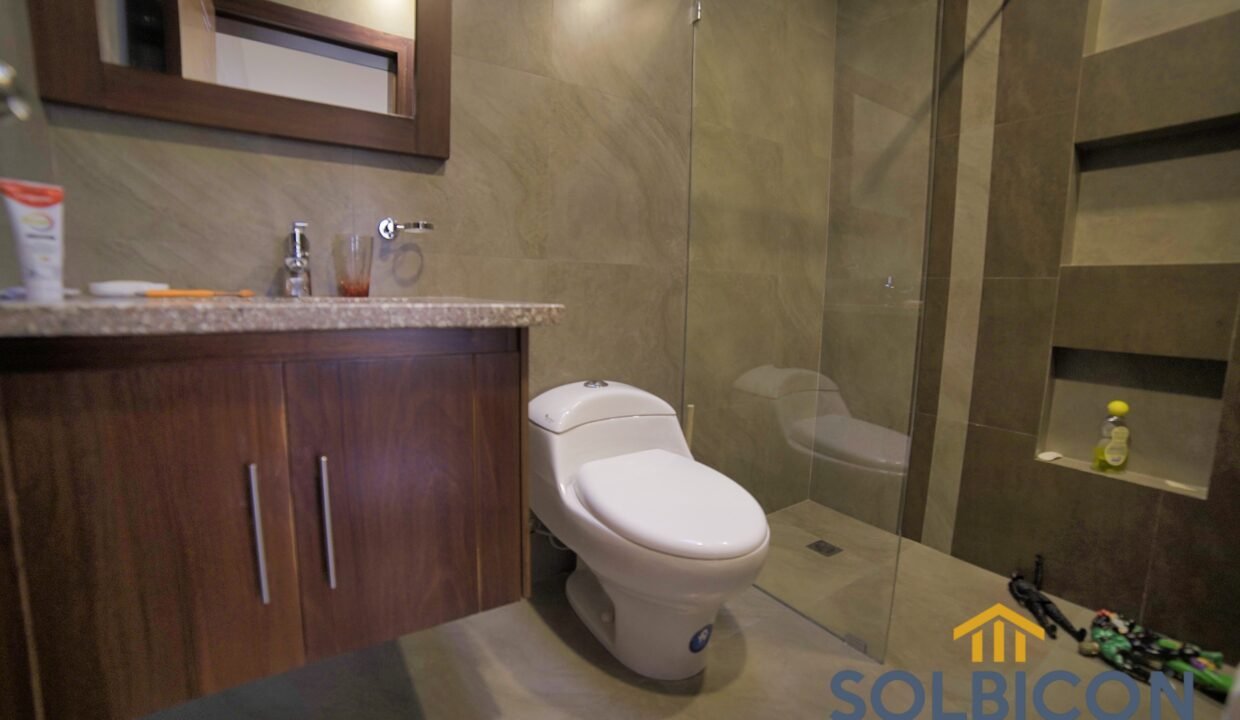 baño de de la primera habitacion Casa de lujo en venta en Challuabamba Cuenca