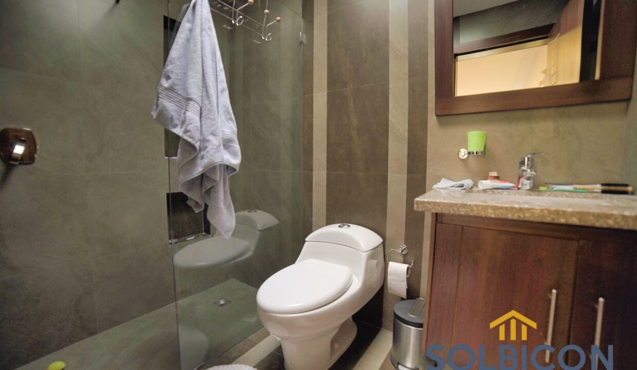 baño de la segunda habitacion Casa de lujo en venta en Challuabamba Cuenca