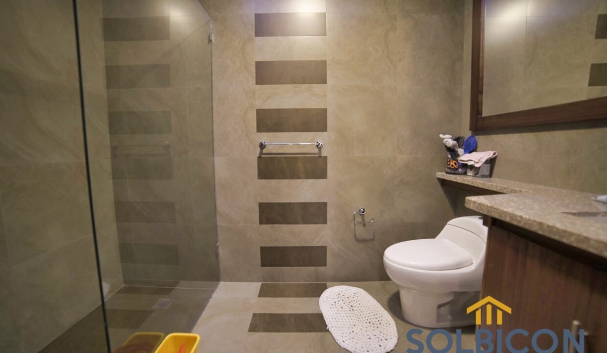baño de la tercera tercera habitacion Casa de lujo en venta en Challuabamba Cuenca