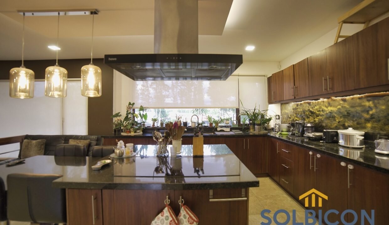 cociina y deasayunador Casa de lujo en venta en Challuabamba Cuenca