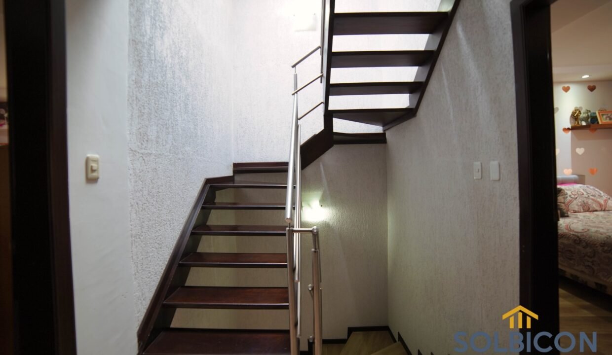 escaleras casa de venta 1ro de mayo Cuenca