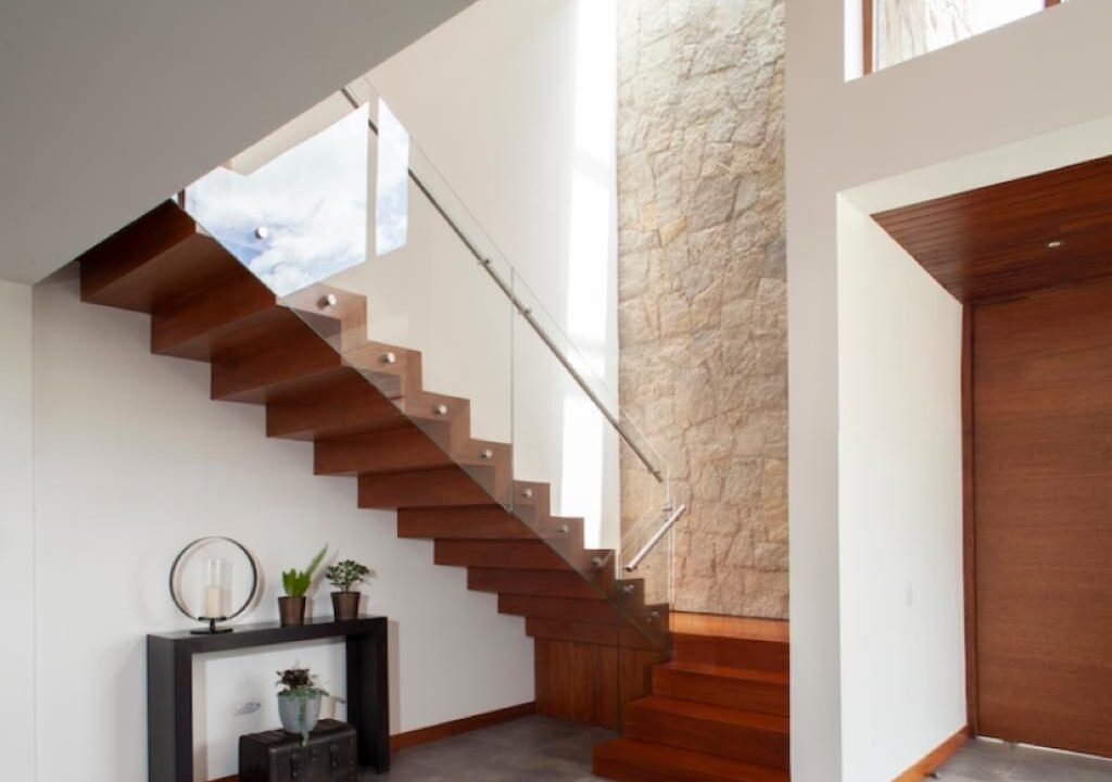escaleras casa lujo en challuabamba