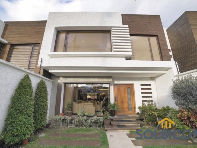 fachada Casa de lujo en venta en Challuabamba Cuenca