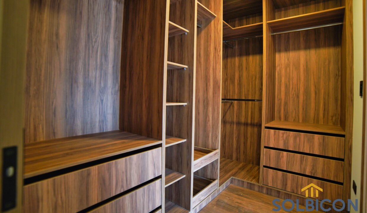 walking closet casa de venta en Challuabamba 1 piso