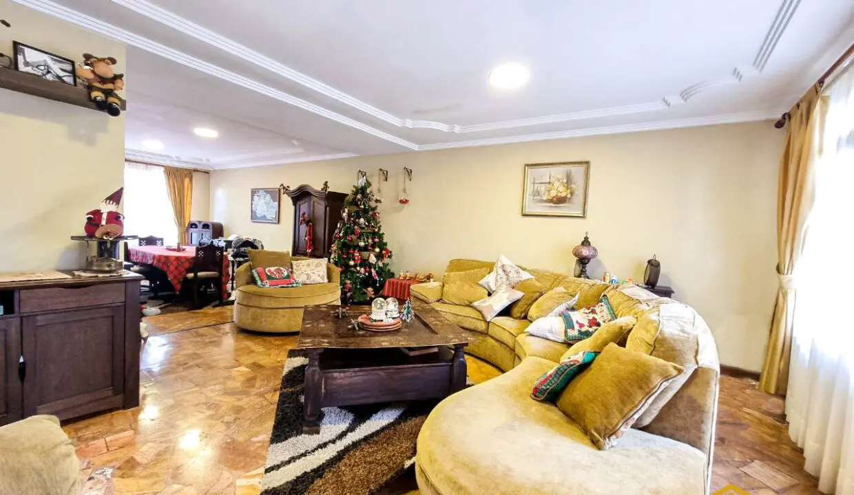 amplia sala en casa misicata