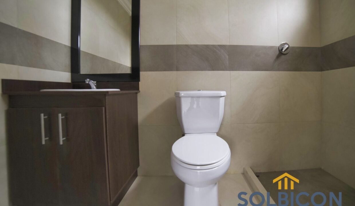 baño de la segunda habitacion Casa a la venta en totoracocha - Cuenca Ecuador