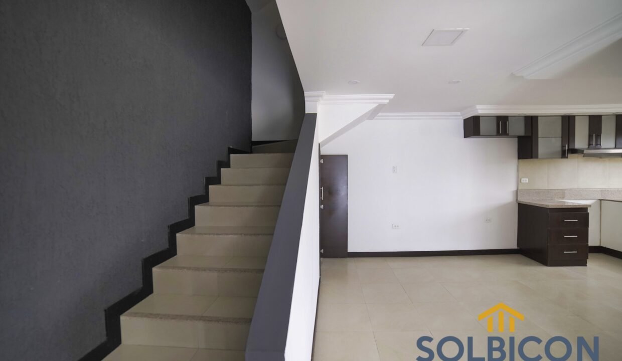 escaleras Casa a la venta en totoracocha - Cuenca Ecuador