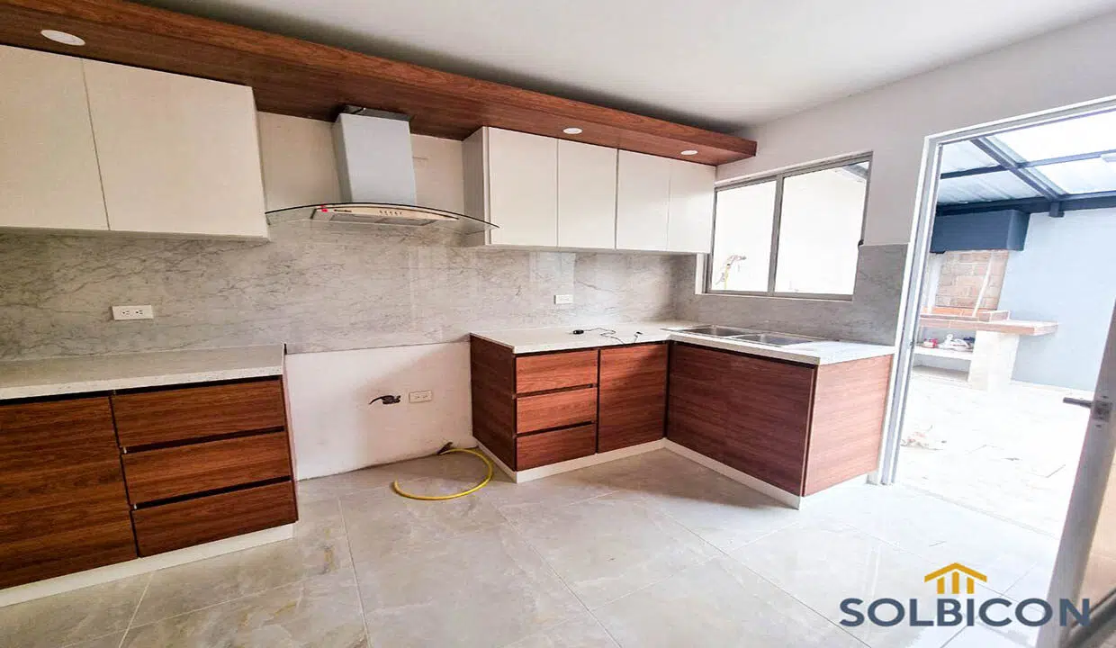 photo5008216495074945523