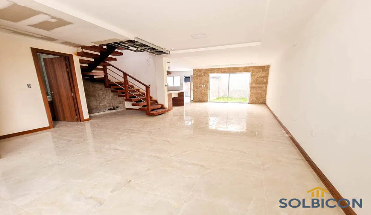 photo5008216495074945525