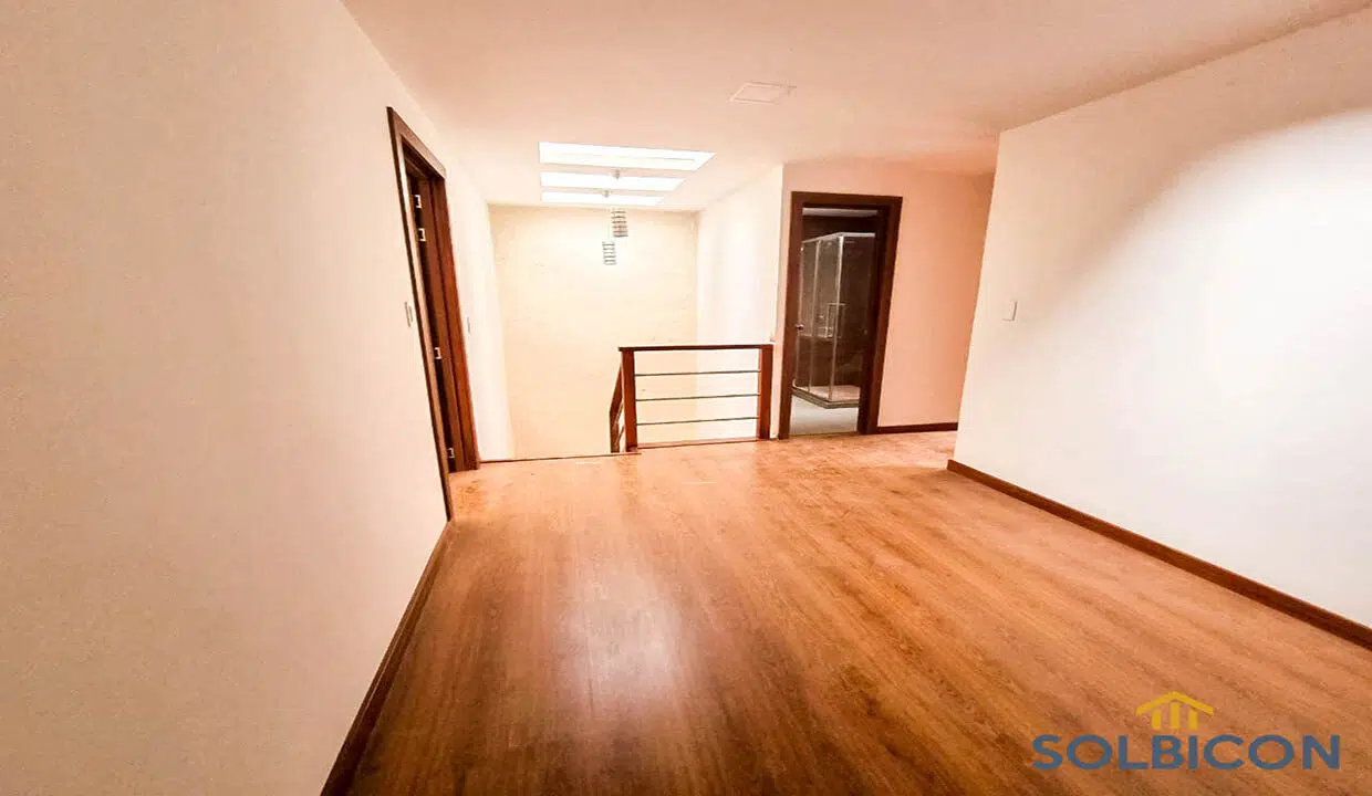 photo5008216495074945528