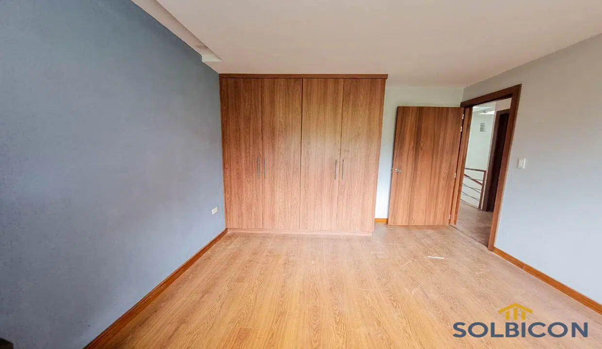 photo5008216495074945529