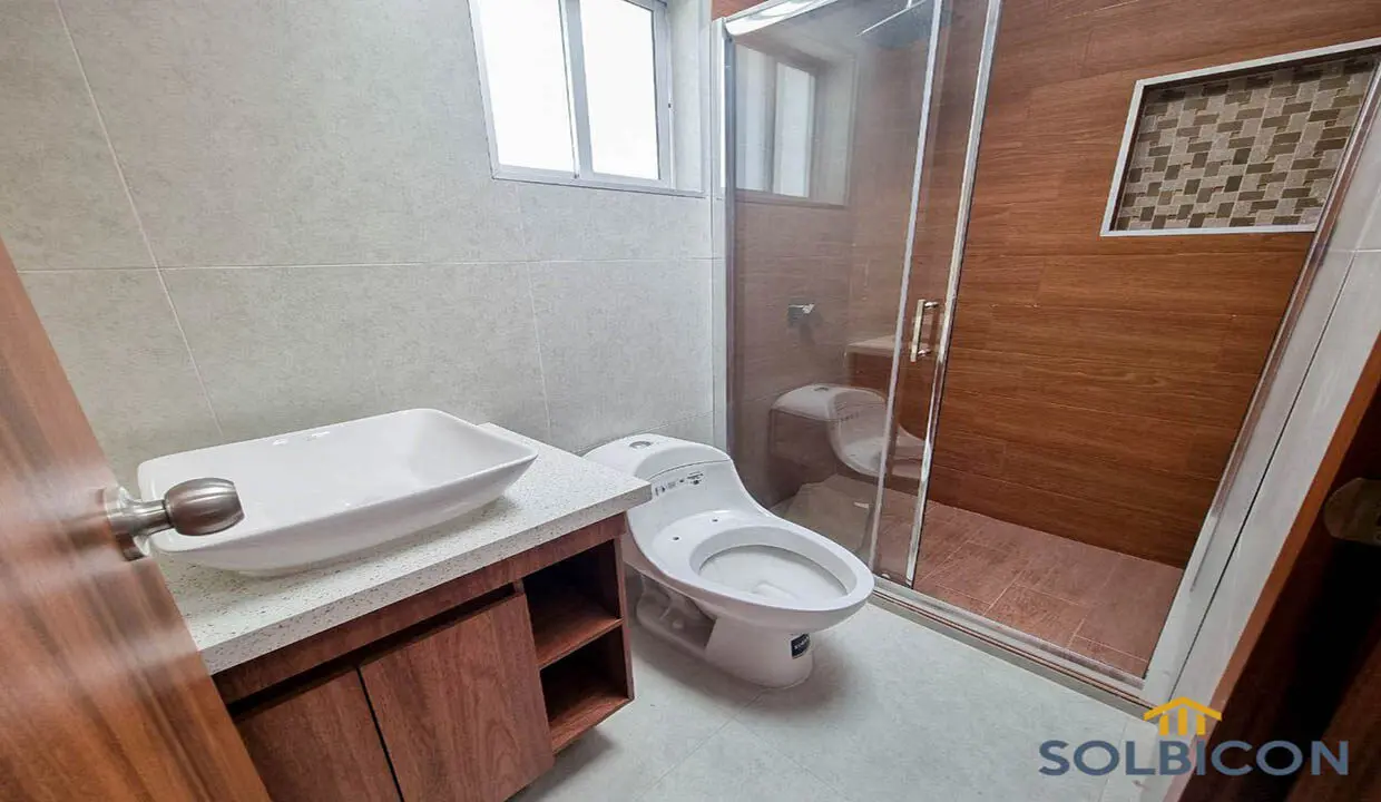 photo5008216495074945540