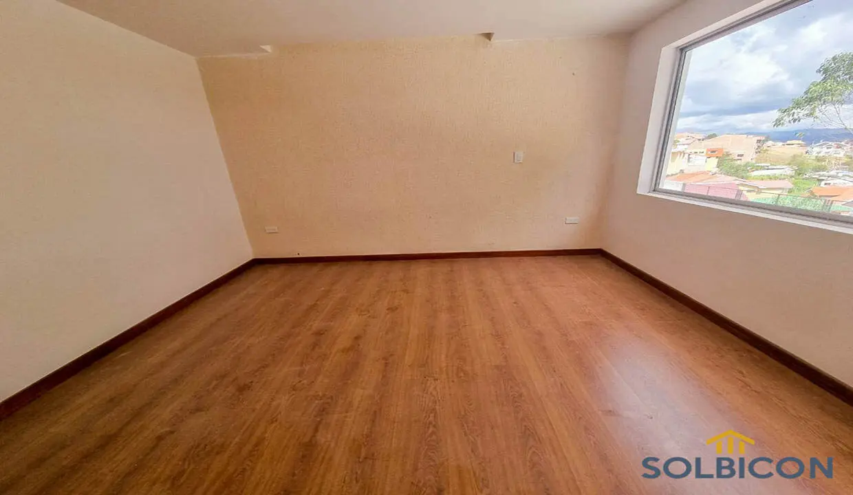 photo5008216495074945541