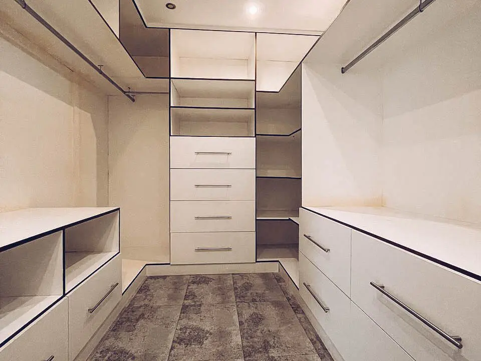 Amplio closet en challuabamba