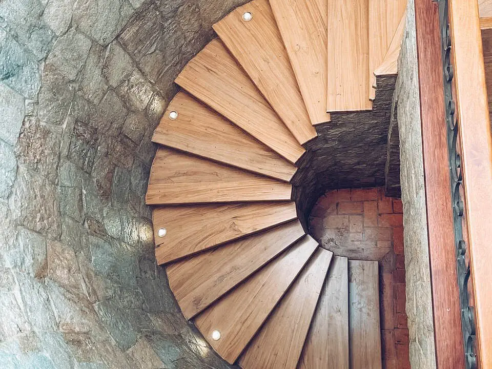 Estilo moderno de gradas en challuabamba