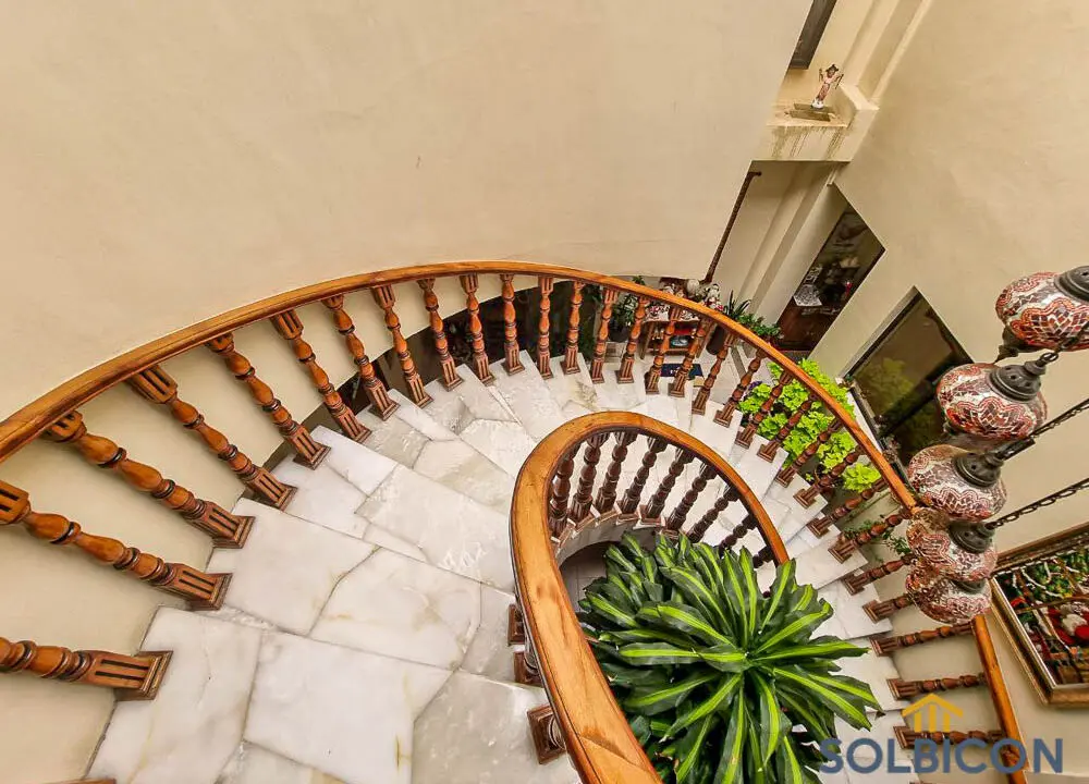 escaleras hermosas en puertas del sol