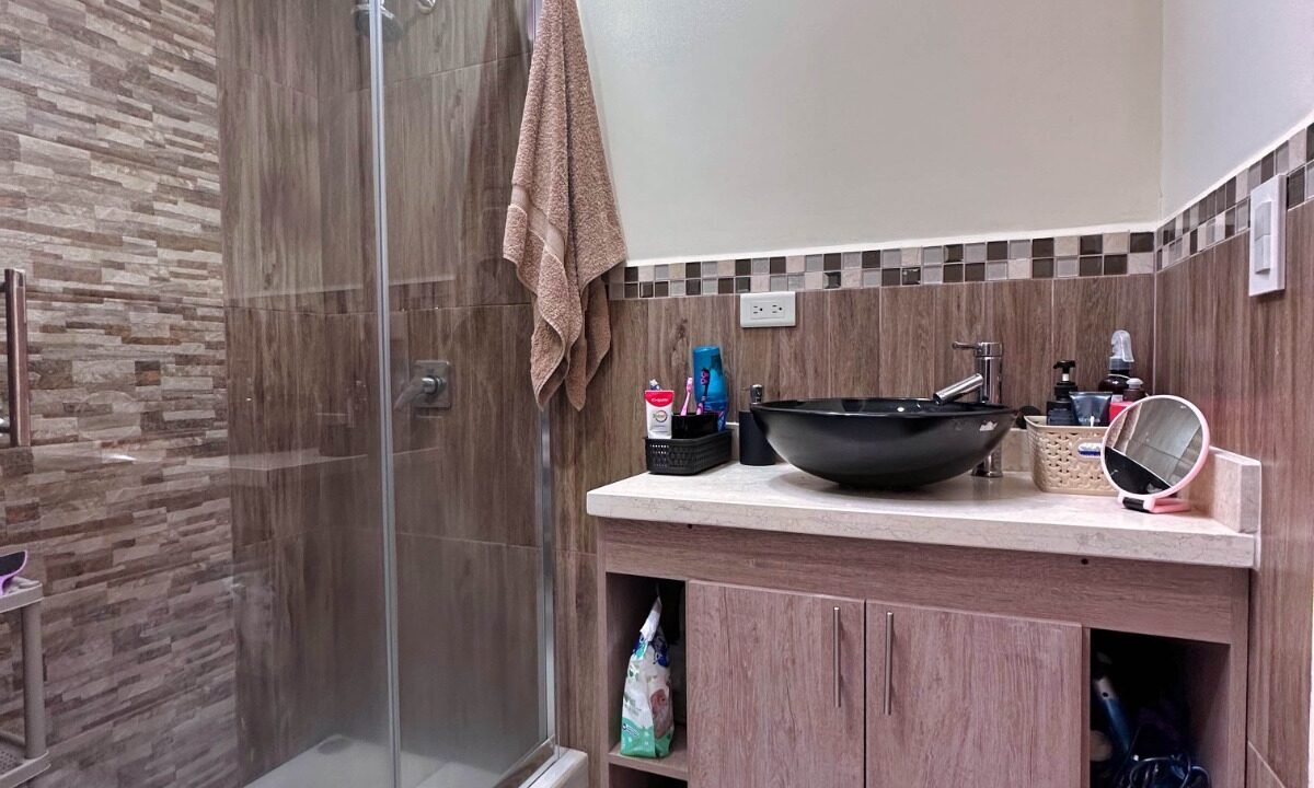 baño cuarto master Casa de venta en Chaullabamba Cuenca