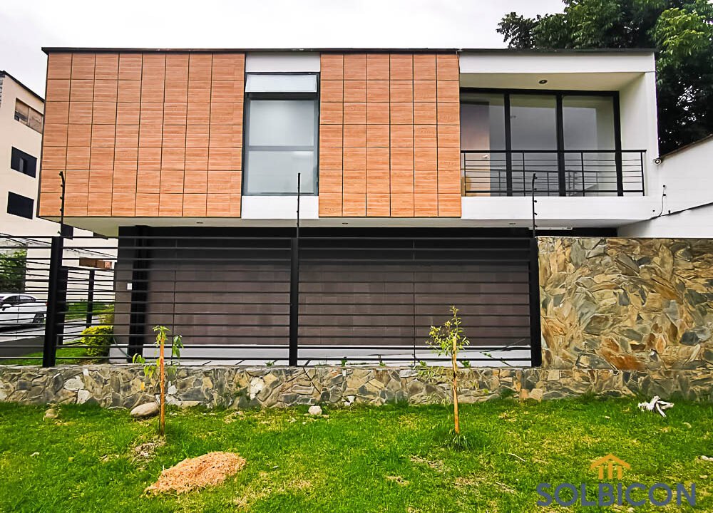 fachada laterial con area verde puertas del sol