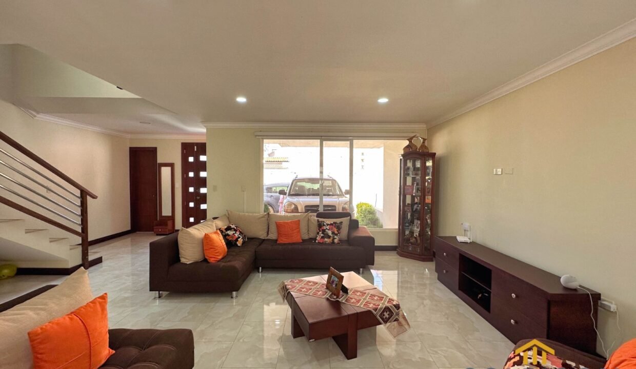 vista frontal de la sala Casa de venta en Chaullabamba Cuenca