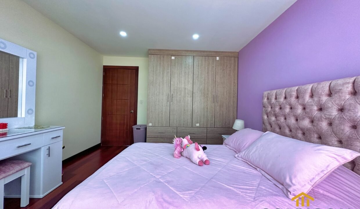 vista lateral de cuarto de hijos Casa de venta en Chaullabamba Cuenca