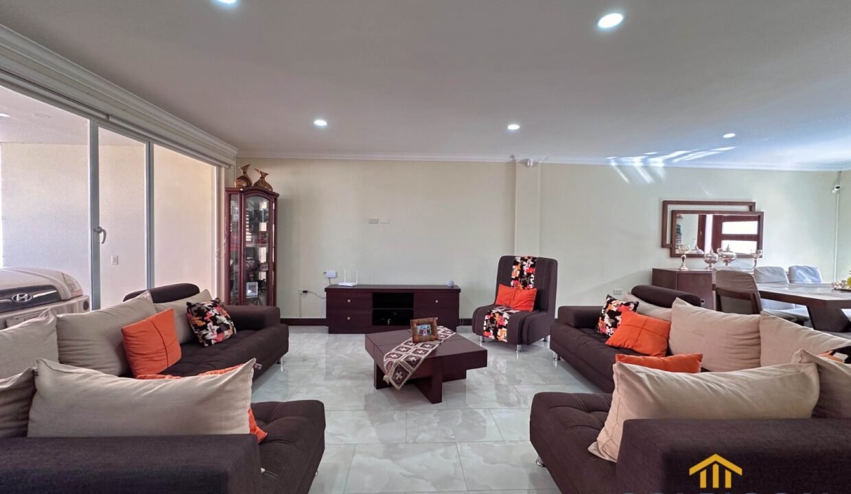 vista lateral de la sala Casa de venta en Chaullabamba Cuenca