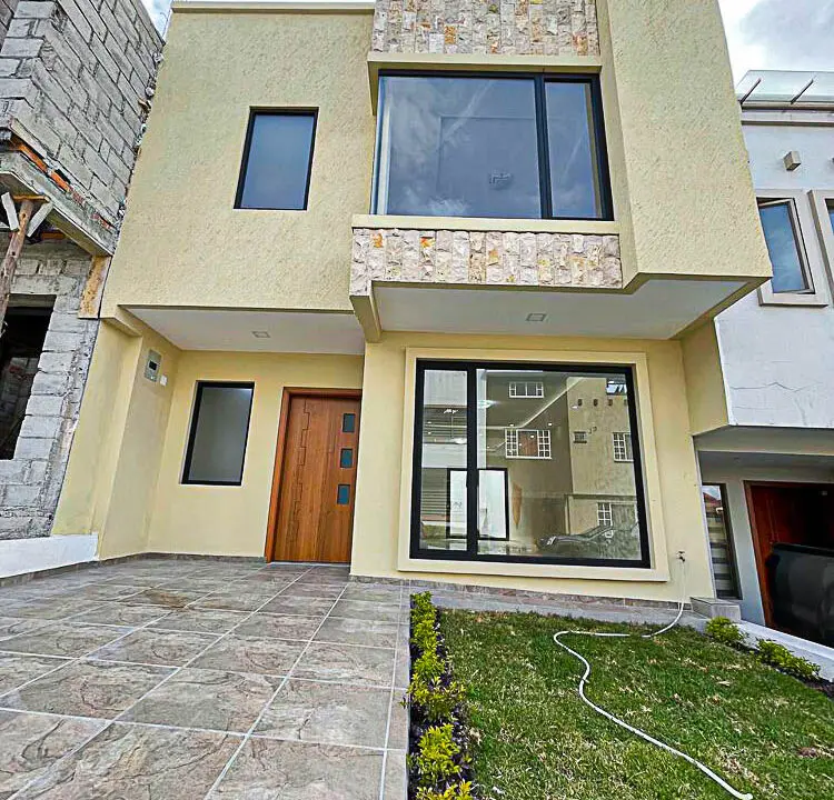 Fachada casa misicata dentro de urbanizacion venta