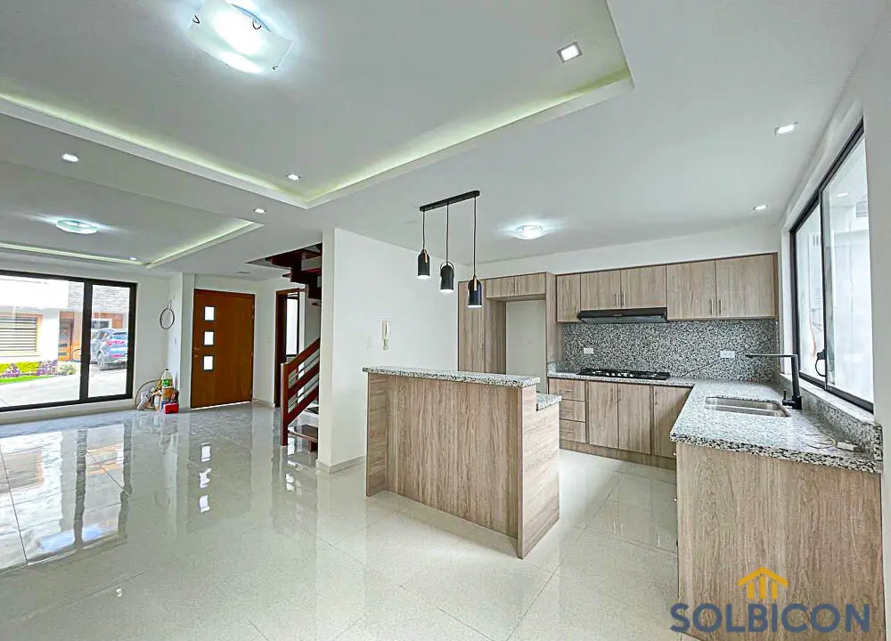 cocina y comedor casa misicata dentro de urbanizacion venta