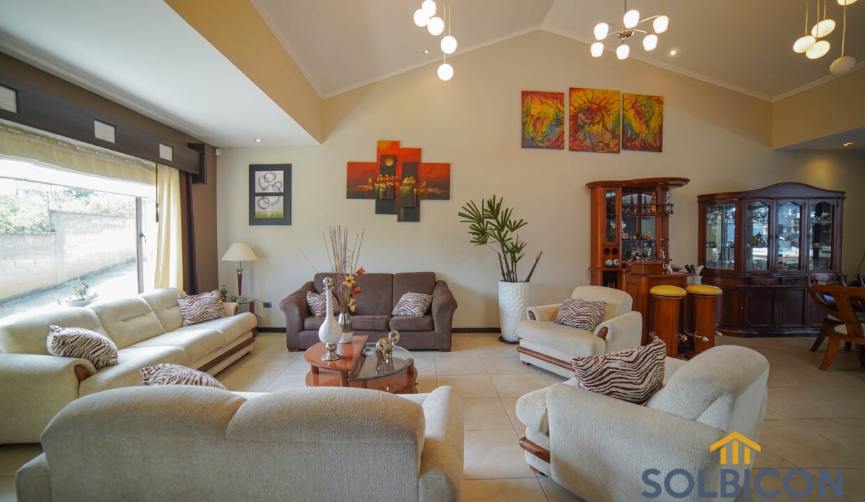 hermosa sala con techo alto casa en venta Challuabamba