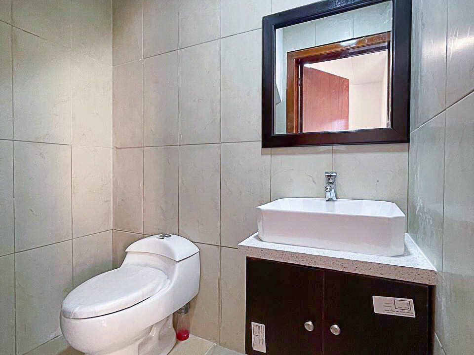 baño social amplio casa vip en el valle