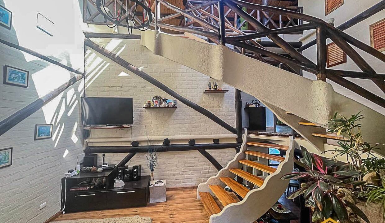 escaleras de madera Casa rustica venta Cuenca