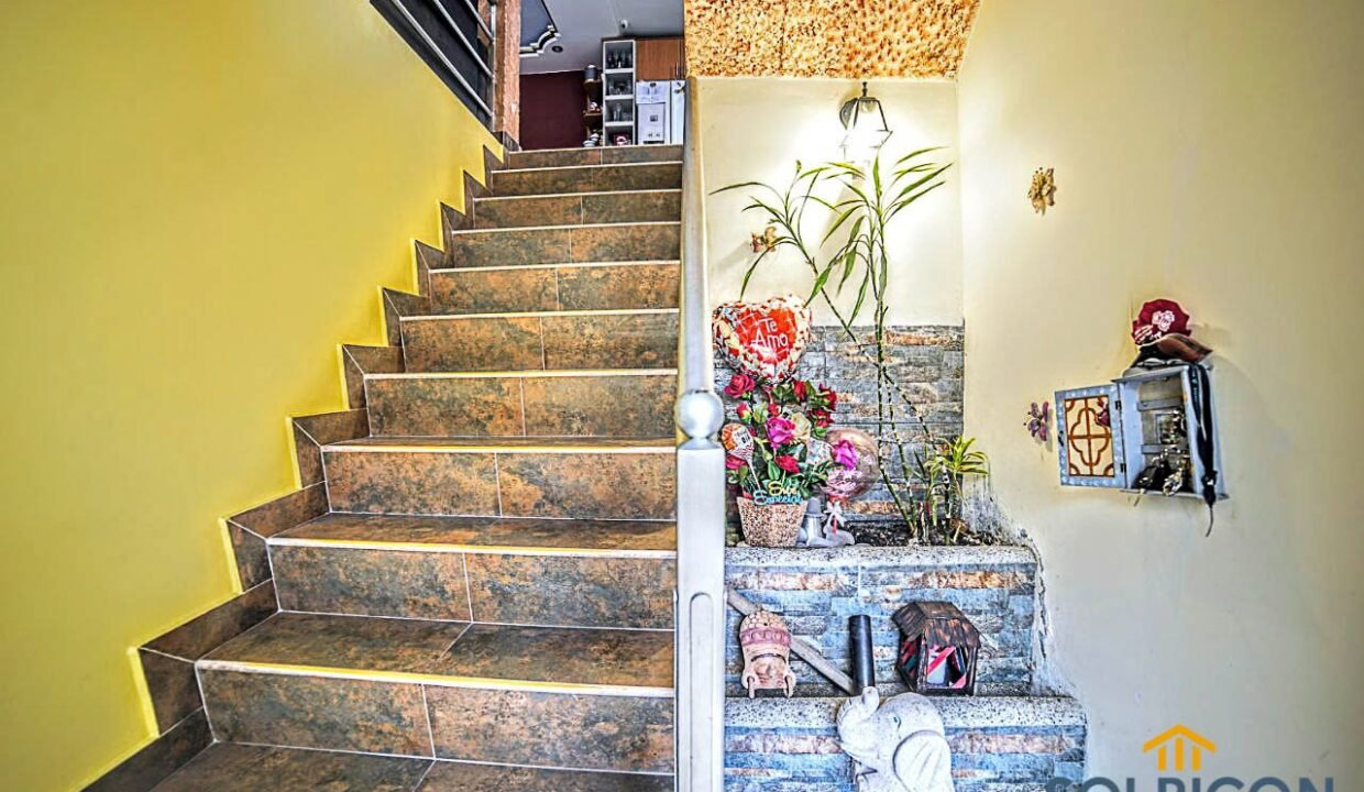 acceso 2do piso Casa de venta en Miraflores Cuenca