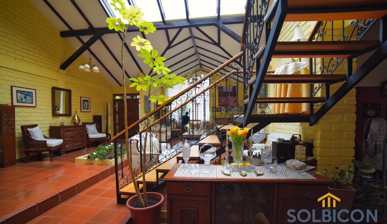 amplios espacios y buena iluminacion casa ecu 911 de venta en Cuenca