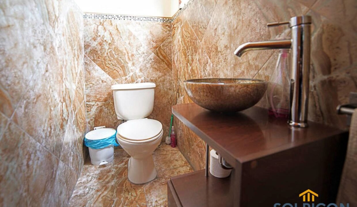 baño social Casa de venta en Miraflores Cuenca