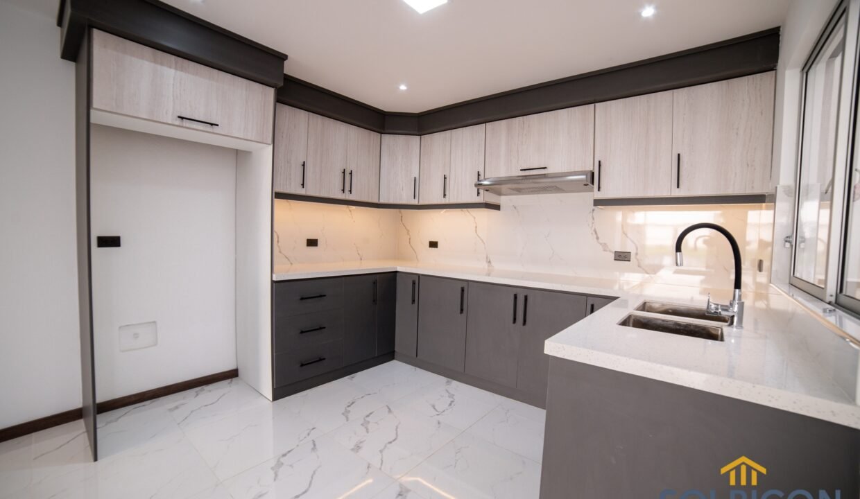 cocina equipada Casa para credito VIP en Cuenca