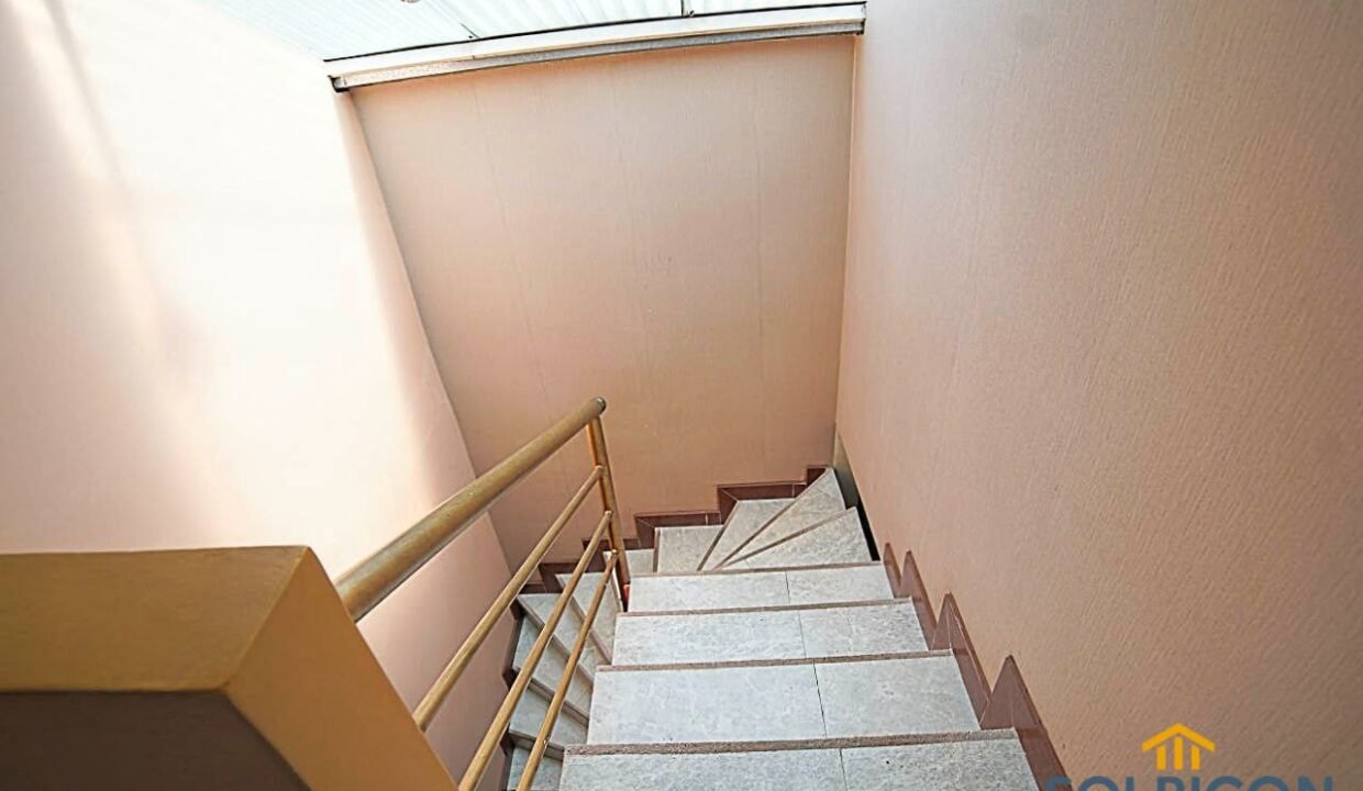 escaleras comodas Casa de venta en Miraflores Cuenca